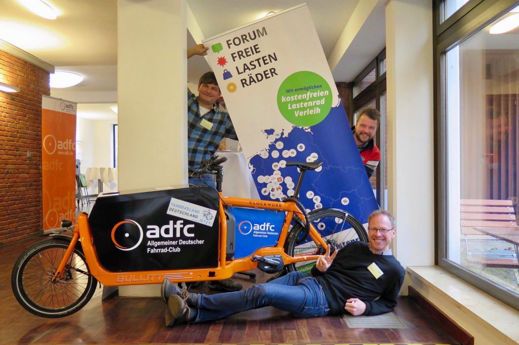 Der erste FFL-Aufsteller: Mit Clemens Rudolf (Lastenrad Stuttgart) und Arne Behrensen (cargobike.jetzt, liegend)